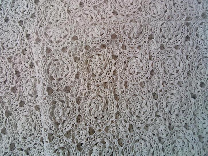 Cottage style gehaakte sprei /grand foulard 225x175cm, Antiek en Kunst, Curiosa en Brocante, Ophalen of Verzenden