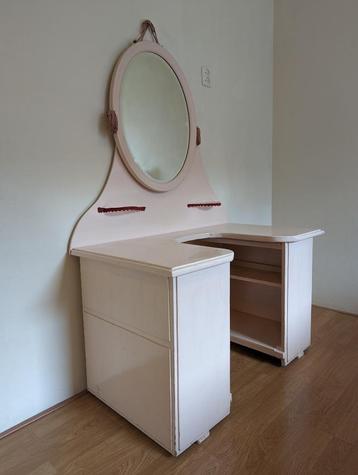 Romantische kaptafel beschikbaar voor biedingen