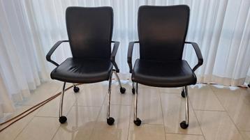 Lederen stoelen beschikbaar voor biedingen