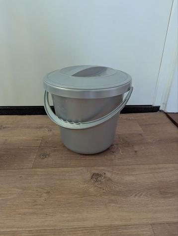 Grijze emmer met deksel beschikbaar voor biedingen