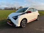 Toyota Aygo 2021 - Red Pakket - Automaat - Trekhaak, Metallic lak, Stof, Euro 6, 4 stoelen