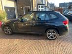 Te koop: mooie BMW X1 Xdrive 20i 184pk Zwart Business, Auto's, Stof, Euro 6, 4 cilinders, 2000 kg