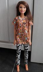 Barbie pop met oranje shirt en schoenen en wit-zwarte broek, Ophalen of Verzenden, Zo goed als nieuw, Barbie