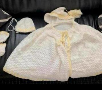 Vintage : Baby (Baby Pop ) Slofjes / Muts / Cape . Gebreid. beschikbaar voor biedingen