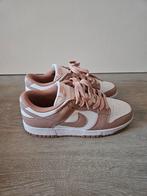 Nike Dunk Low Rose Powder maat 40, Kleding | Dames, Schoenen, Ophalen of Verzenden, Zo goed als nieuw, Roze, Sneakers of Gympen