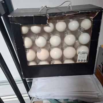 42 glazen witte kerstballen beschikbaar voor biedingen