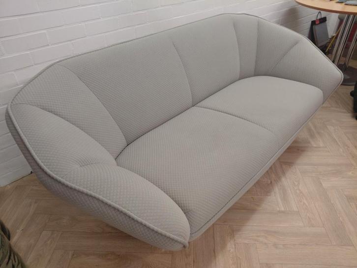 Pode Colla 2,5 zits | Groen grijs | Kvadrat mosaic stof, Huis en Inrichting, Banken | Bankstellen, Gebruikt, Rechte bank, Tweepersoons