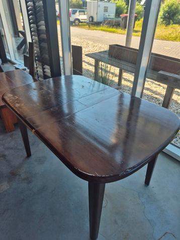 Donkerhouten eettafel uitschuifbaar beschikbaar voor biedingen