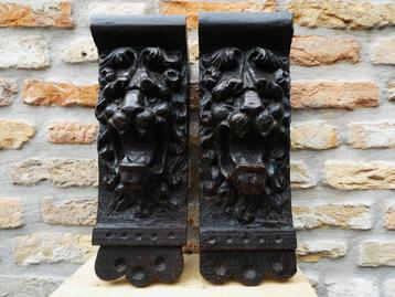 2 Grote antieke houtgesneden leeuwenkop ornamenten consoles beschikbaar voor biedingen