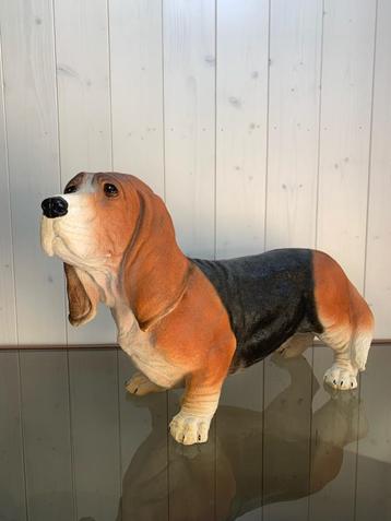 basset hond staand  beeld beschikbaar voor biedingen
