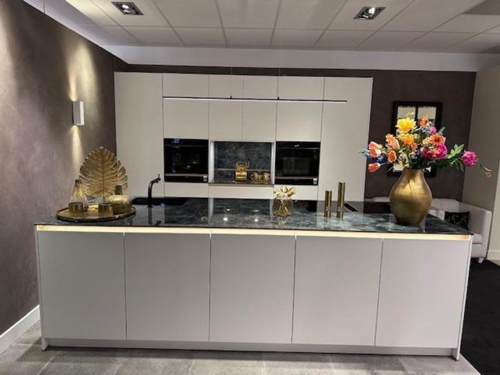 Showroom keuken voor maar €18.500,-, Huis en Inrichting, Keuken | Complete keukens, Nieuw, Overige typen, Wit, Overige materialen