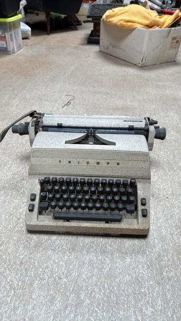 Triumph typemachine. Retro beschikbaar voor biedingen