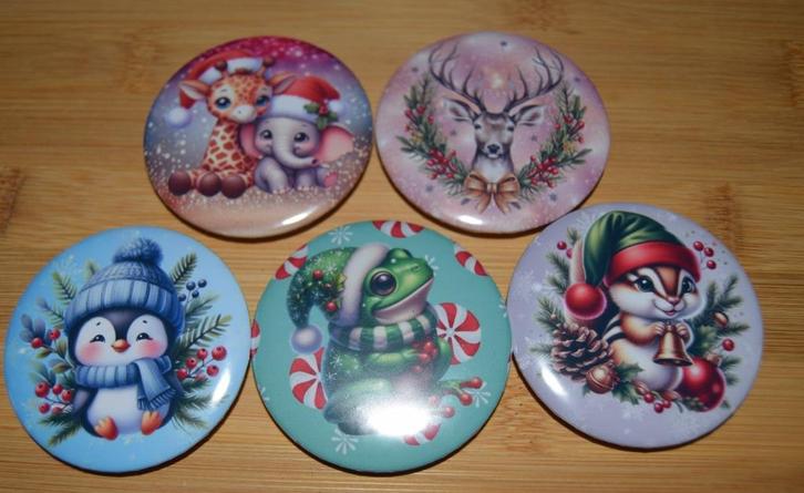 kerstbuttons heel veel soorten bijv 58mm 1,- pst NIEUW, Diversen, Kerst, Nieuw, Ophalen of Verzenden