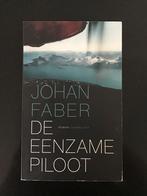 Boek. De Eenzame Piloot. Van Johan Faber. Uitgave 2018., Ophalen of Verzenden, Gelezen, Johan Faber