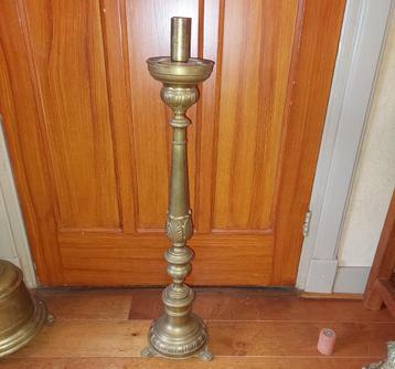Messing kandelaar met 2 kaarsen van 30mm dik / 76 cm. hoog beschikbaar voor biedingen