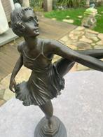 Bronzen sculptuur vrouw High Kick, marmeren voet, Bruno Zach, Antiek en Kunst, Ophalen of Verzenden, Brons