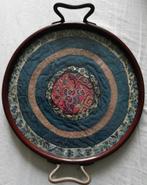 Dienblad. Borduurwerk onder glas. Ca 1900., Ophalen, Zo goed als nieuw, Rond, Overige materialen