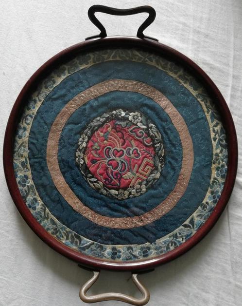 Dienblad. Borduurwerk onder glas. Ca 1900., Huis en Inrichting, Woonaccessoires | Dienbladen, Zo goed als nieuw, Overige materialen