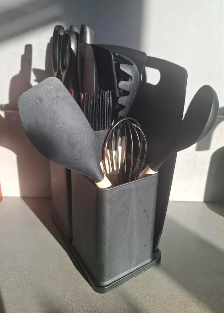 Zwarte houder en messenblok met keukengerei en snijplank, Huis en Inrichting, Keuken | Keukenbenodigdheden, Gebruikt, Ophalen of Verzenden