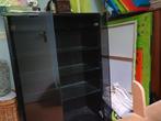 Zwart met glas en glazen planken met licht, Huis en Inrichting, Kasten | Roldeurkasten en Archiefkasten, Ophalen, Gebruikt, 25 tot 50 cm