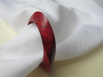 Armband rood hout driehoekmodel 6.8 cm beschikbaar voor biedingen