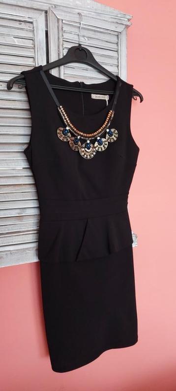 Prachtige nieuwe zwarte jurk met juwelen beschikbaar voor biedingen