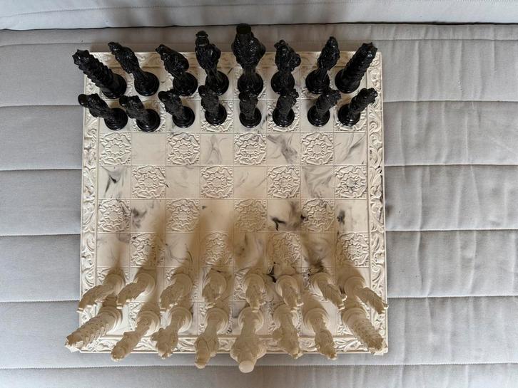 Handgemaakt schaakspel met marmerlook bord, Hobby en Vrije tijd, Gezelschapsspellen | Bordspellen, Zo goed als nieuw, Een of twee spelers