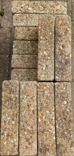 Gratis 35 klinkers, waaltjes of zoiets 20x5 cm, Ophalen, Zo goed als nieuw, Beton, Klinkers