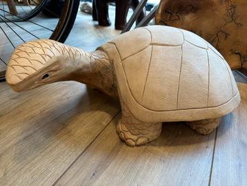 Houten schildpad beschikbaar voor biedingen
