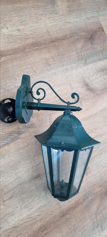 Groene buiten wandlamp beschikbaar voor biedingen