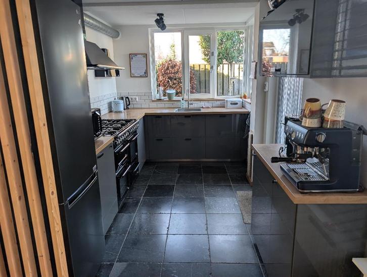 Complete keuken met Smeg fornuis en afzuiging, Huis en Inrichting, Keuken | Complete keukens, Gebruikt, Hoekkeuken, Grijs, Kunststof