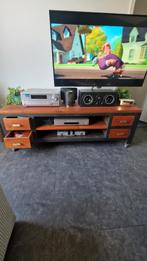 Tv meubel met wieltjes van 7 cm hoog. En messing handvatten., Ophalen of Verzenden, Gebruikt