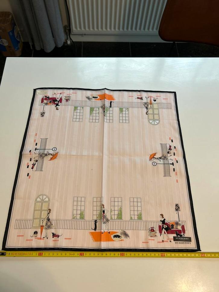 Burberry Sjaal/Zakdoek - Uniek Design 50x50 cm, Kleding | Dames, Hoeden en Petten, Zo goed als nieuw, Hoed, One size fits all