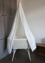 Vintage rotan wieg, wit, met originele bekleding en hemeltje, Kinderen en Baby's, Ophalen, Minder dan 140 cm, Minder dan 70 cm