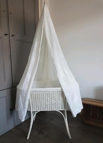 Vintage rotan wieg, wit, met originele bekleding en hemeltje beschikbaar voor biedingen