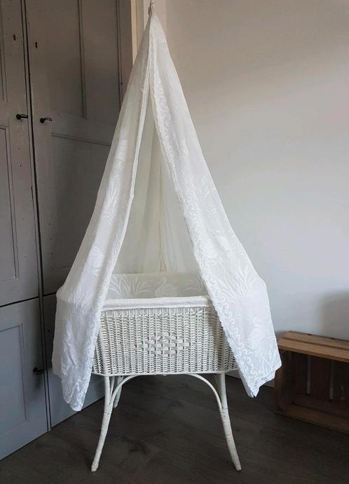 Vintage rotan wieg, wit, met originele bekleding en hemeltje, Kinderen en Baby's, Kinderkamer | Bedden, Minder dan 140 cm, Minder dan 70 cm