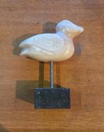 Stenen beeld vogel op marmeren voet, Ophalen of Verzenden, Zo goed als nieuw, Dier