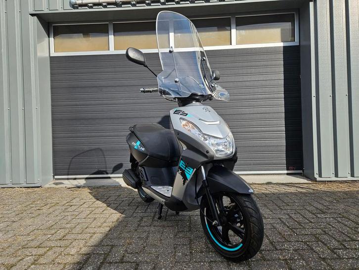 PEUGEOT KISBEE 4T E4 SNOR BJ 2021 STREETLINE 4315KM + SCHERM, Fietsen en Brommers, Snorfietsen en Snorscooters, Zo goed als nieuw