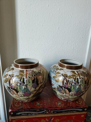 Twee prachtige, mooi gedecoreerde Satsuma gemberpotten  beschikbaar voor biedingen