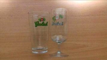 Twee Grolsch bierglazen.
1 staand glas en 1 glas op voet. (d beschikbaar voor biedingen