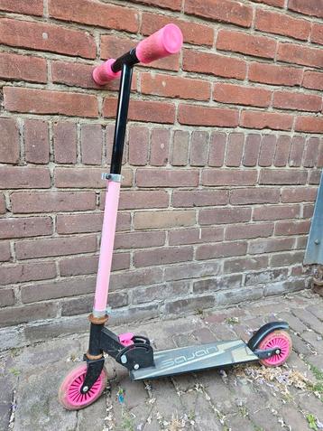 Roze inklapbare step  beschikbaar voor biedingen