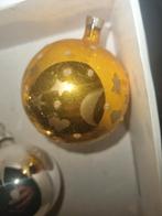 Oude goudkleurige kerstbal..versierd met maan en sterren, Diversen, Kerst, Ophalen of Verzenden, Zo goed als nieuw