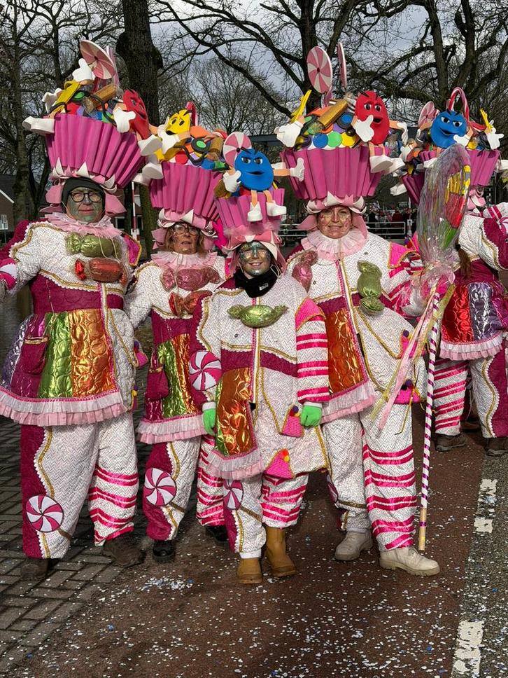Carnavals snoepjes pakken, Kleding | Dames, Carnavalskleding en Feestkleding, Zo goed als nieuw, Kleding, Carnaval, Maat 38/40 (M)