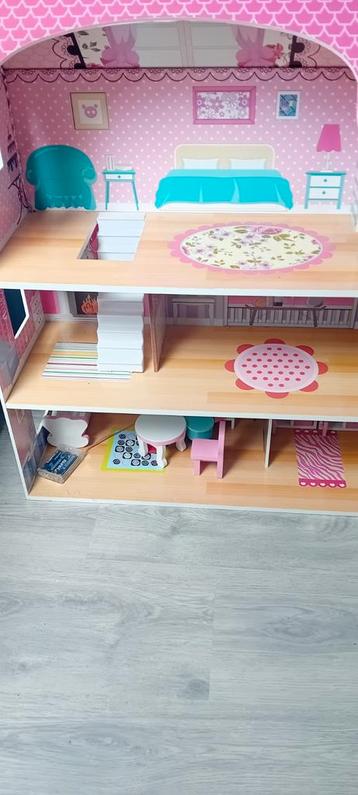 Houten Poppenhuis met Meubels beschikbaar voor biedingen
