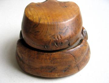 Oude houten hoedenmal voor cloche hoedje beschikbaar voor biedingen