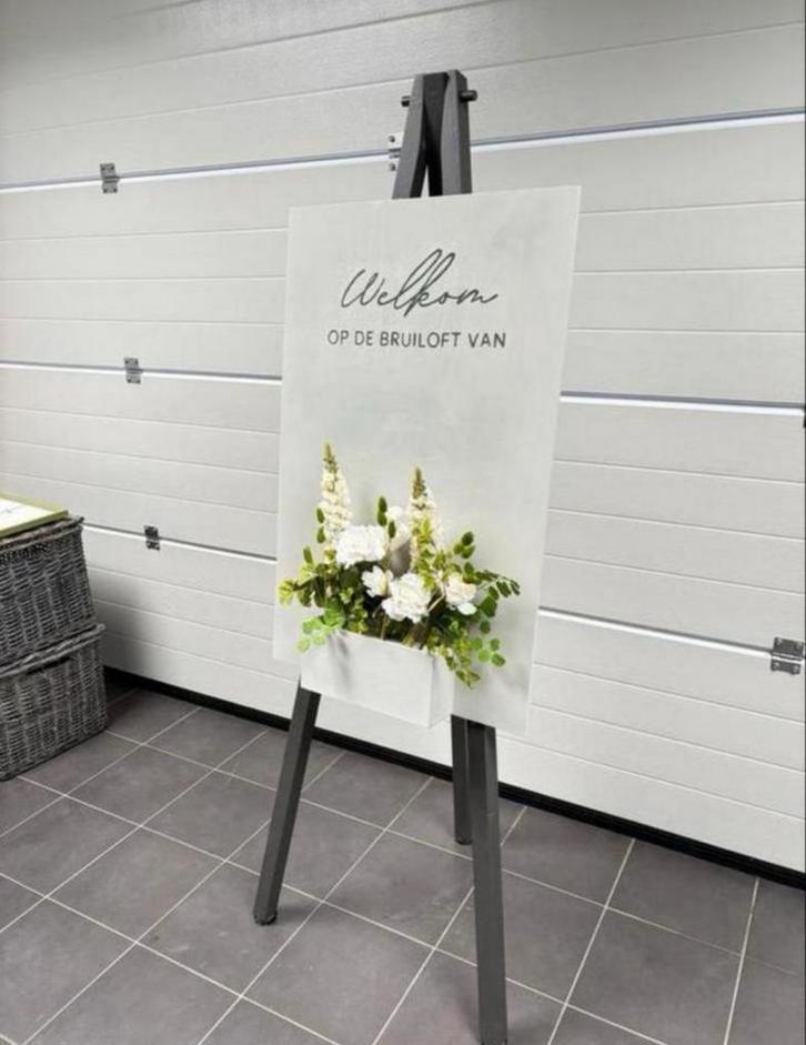 Te huur: welkomstbord +schildersezel + bloemen, Kleding | Dames, Trouwkleding en Trouwaccessoires, Zo goed als nieuw, Accessoires