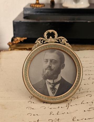 Antiek rond fotolijstje met lauwerkrans / strik fotolijst beschikbaar voor biedingen