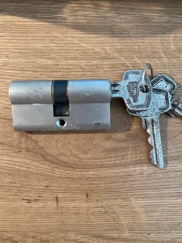 DOM Cilinderslot SKG 2 Nikkel 30/30 beschikbaar voor biedingen