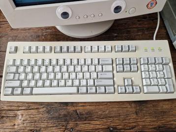 Setje retro toetsenborden en muizen beschikbaar voor biedingen