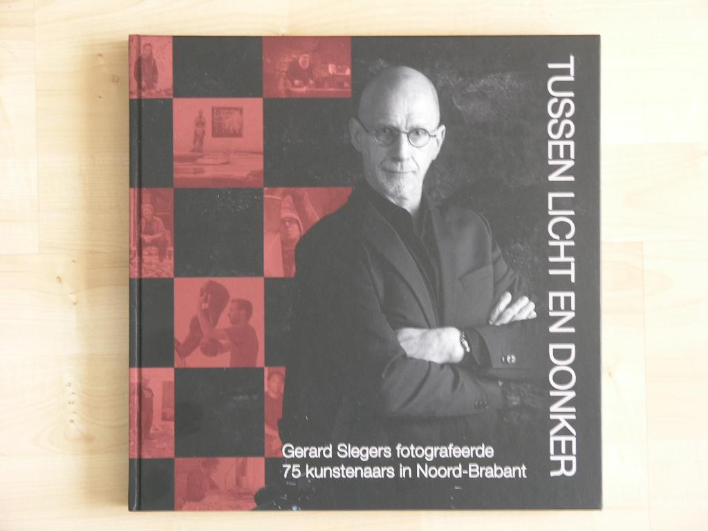 Gerard Slegers - Tussen licht en donker, Ophalen, Zo goed als nieuw, Fotografen